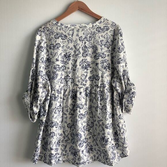 Tahari linen blend top blue and white print size 1X flowy top button front - Picture 4 of 5